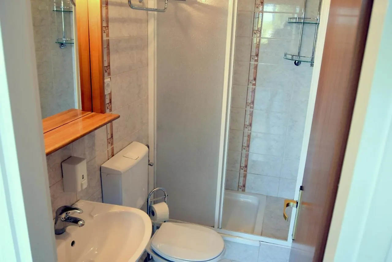 Miramar Gardenn Apartmment Banjol Appartamento