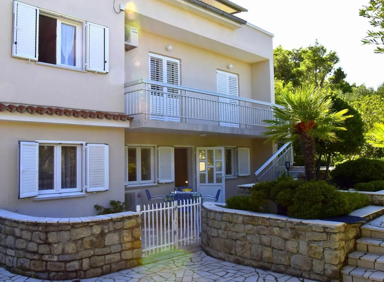 MiraMar Garden Apartment Banjol Hırvatistan