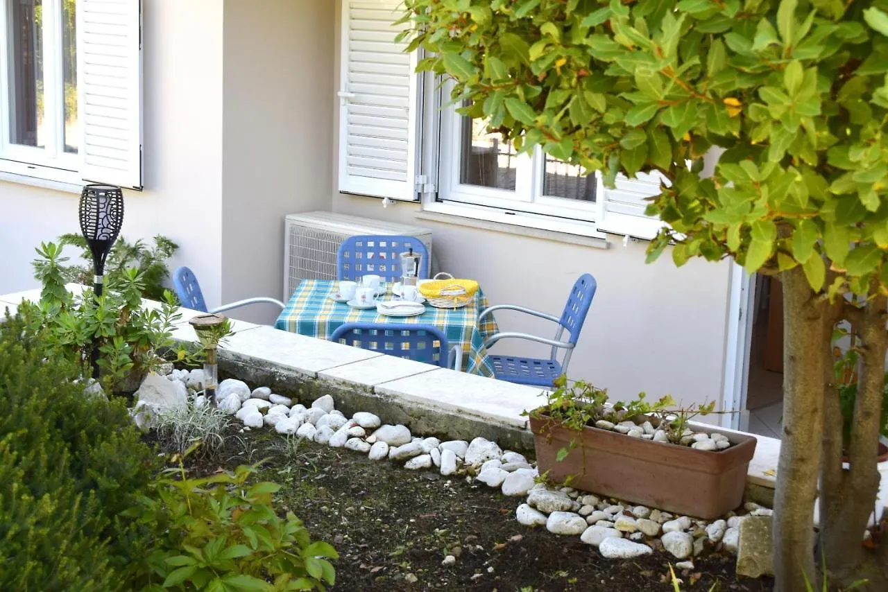 MiraMar Garden Apartment Banjol