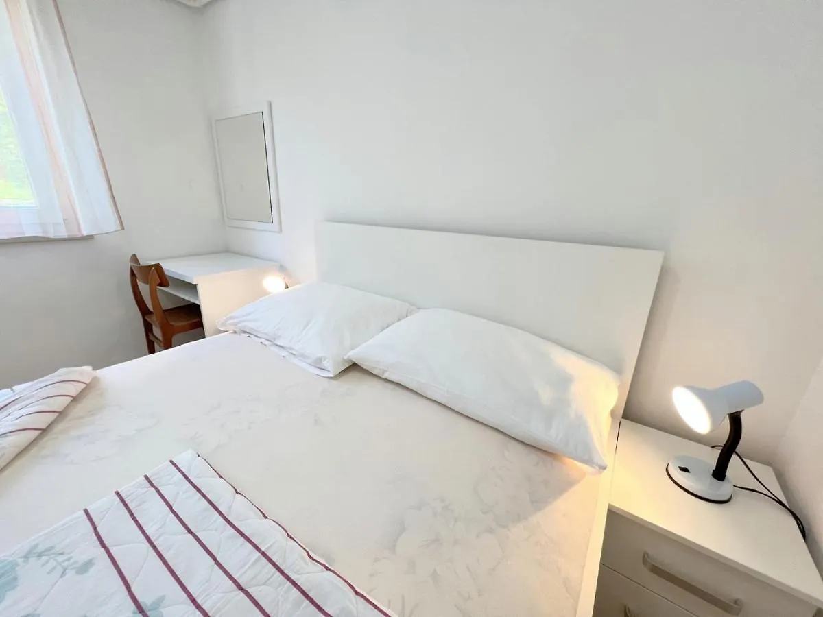MiraMar Garden Apartment Banjol Hırvatistan